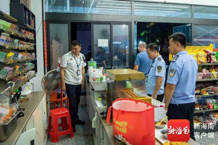 执法人员对一家无证售烟便利店进行查处。记者 蒙健 摄