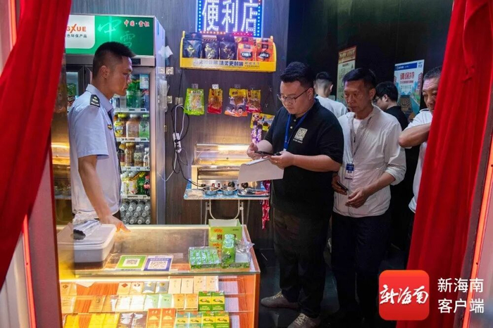 执法人员对一家无证售烟便利店进行查处。记者 蒙健 摄
