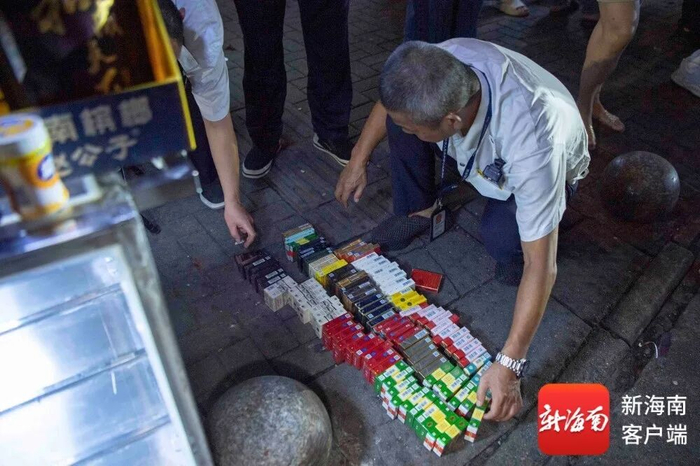 烟草稽查人员在检查涉假香烟。记者 蒙健 摄