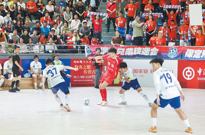 5月16日，“河北五超”揭幕战保定队与秦皇岛队比赛现场。曹云鹏摄