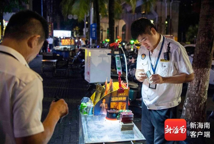 烟草稽查人员对酒吧周边烟摊进行检查。记者 蒙健 摄