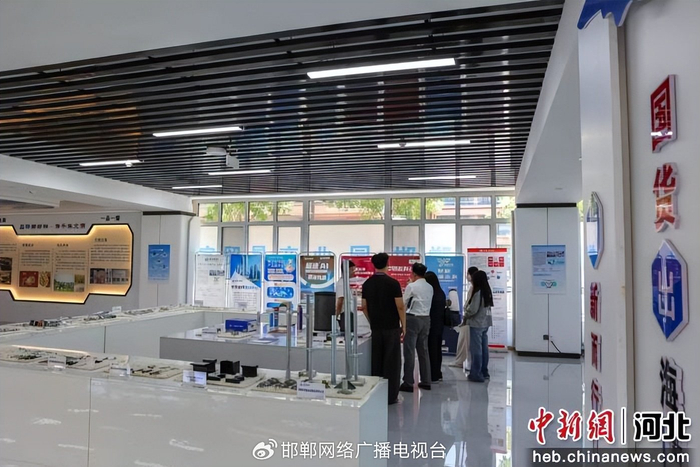 图为运营团队在河北祥钢装备制造项目现场拍摄视频。 李燊 摄