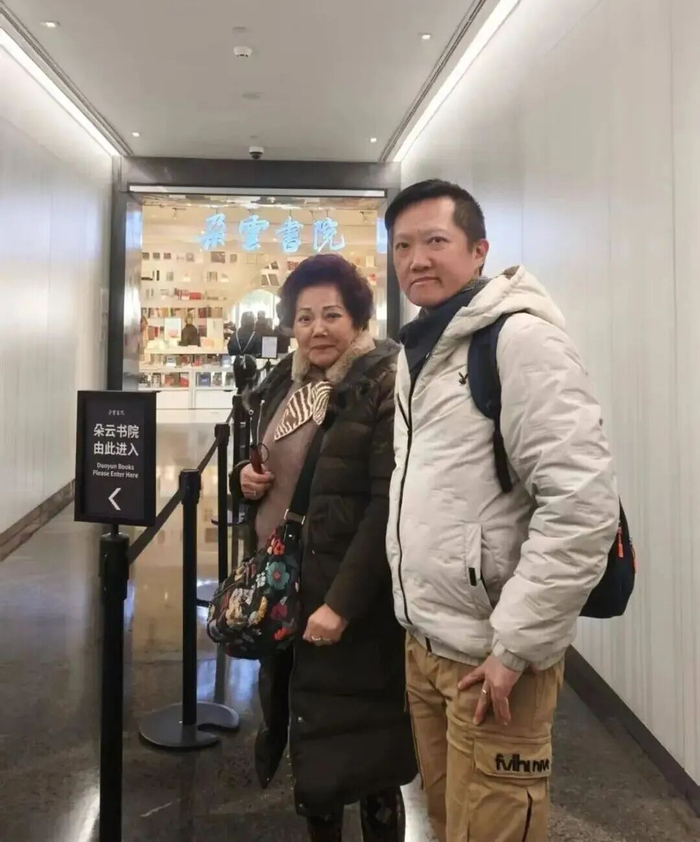 △ 蒋彦群和母亲踏上回鄂寻亲团圆之路