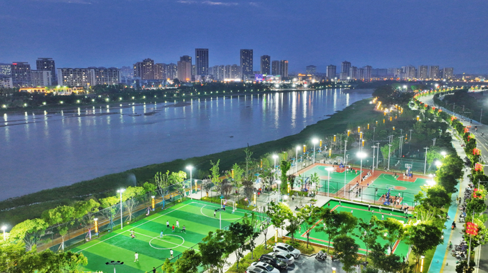 2025年5月，江西吉安市永丰县，人们在恩江河畔休闲运动。图/视觉中国