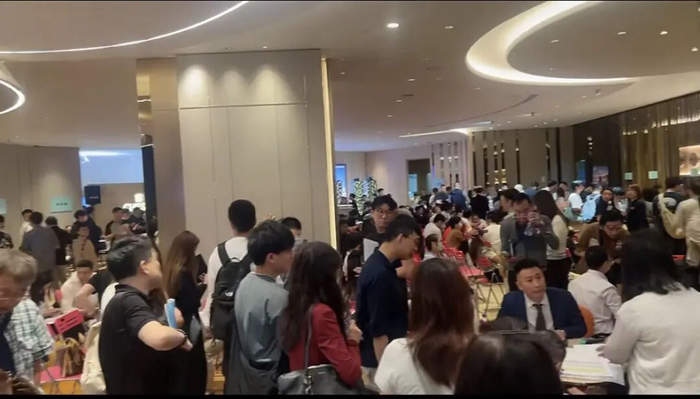 （香港售楼部人山人海 受访者供图）