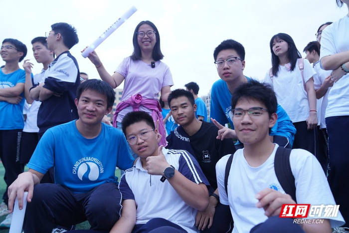 高三学生与班主任在音乐节现场。