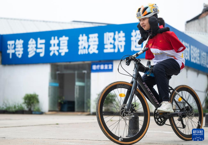　　5月12日，刘三华在湖北随州进行骑行训练。新华社记者 伍志尊 摄