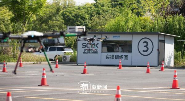 学员们正在操控中型无人机进行实操。潮新闻 记者 汪驰超 摄