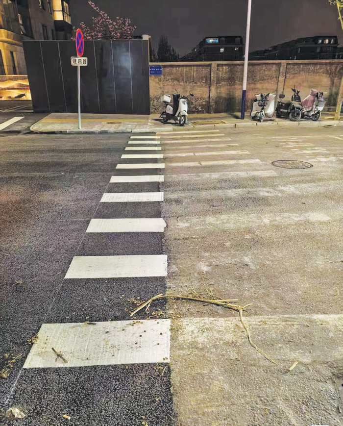 建四路修整后，新斑马线只划到交界线处。　居民供图