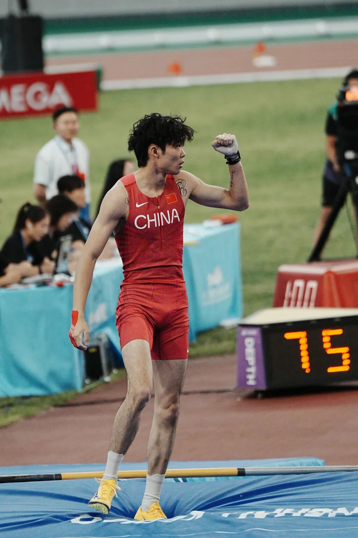 李晨洋在跳过5米70后，握拳庆祝。 澎湃新闻实习生 张陶怡 摄