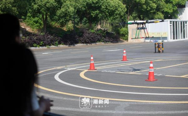 超视距驾驶员考试中，按轨迹要求画“8”字是其中一项。潮新闻 记者 汪驰超 摄