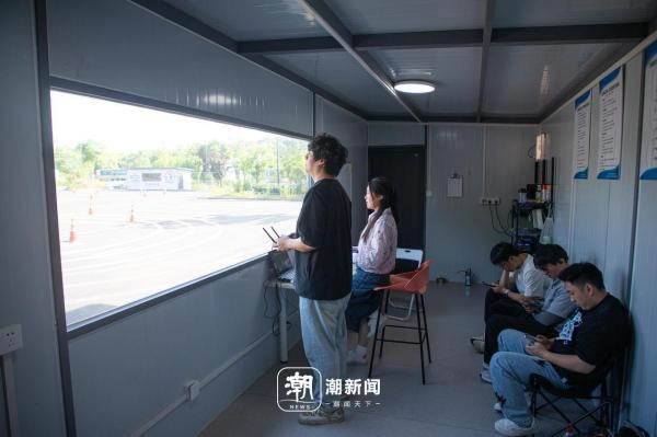 近日，在杭州上城区皋亭山CAAC无人驾驶航空器执照培训基地，学员们正在学习。潮新闻 记者 汪驰超 摄