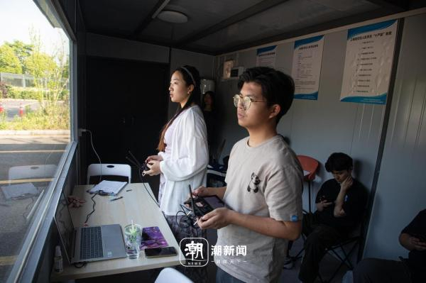 大四学生小刘（左）在教练的指导下实操。潮新闻记者 汪驰超 摄
