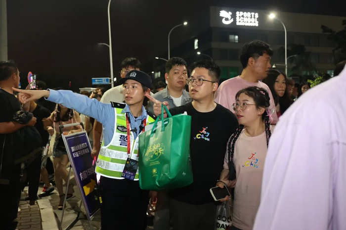 周杰伦演唱会散场后，民警在指引观众离场。龙湾公安分局供图