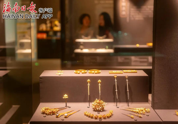 5月17日，游人在中国（海南）南海博物馆观赏湖北馆藏明清金玉器展。海南日报特约记者蒙钟德 摄