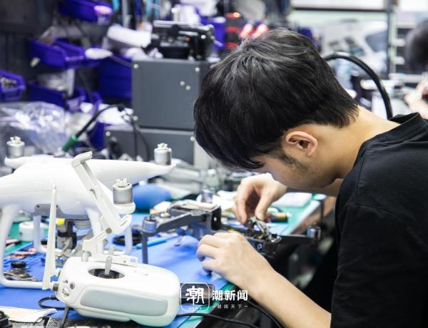 无人机维修是店内的主营业务。潮新闻记者 汪驰超 摄