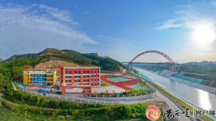 灵山县旧州镇运河石桥小学投入使用，运河在一旁静静流过。广西云-广西日报记者 周军 摄