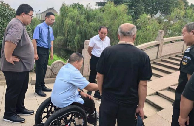 在中共江浙区泰兴独立支部纪念馆，江苏省泰兴市检察院检察官向市民及游客征询无障碍设施改造意见。本报通讯员叶晶摄