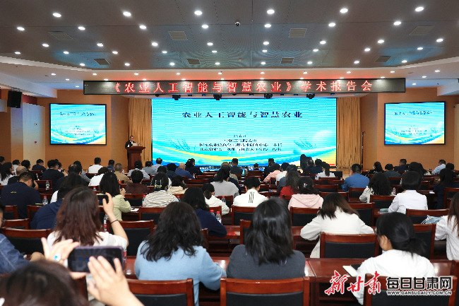 赵春江院士作报告。图片由省农科院提供