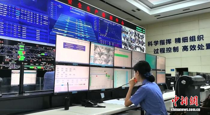 图为武铁工作人员在安全生产指挥中心值守。　武铁供图