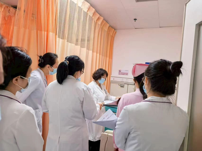 800度近视孕妈执意顺产，一张眼底照片让医生紧急叫停：可能把视网膜“吹裂”