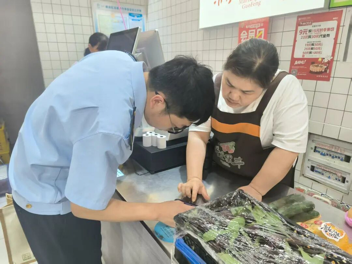 在满堂红店内市监人员正在查验杨梅