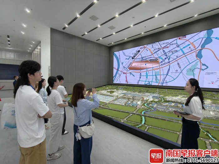 ▲媒体采风团在南宁国际铁路港了解中越班列情况。