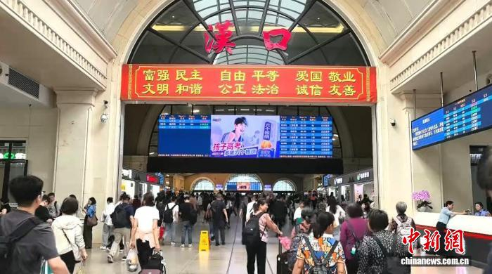 图为汉口站进站大厅。　武铁供图