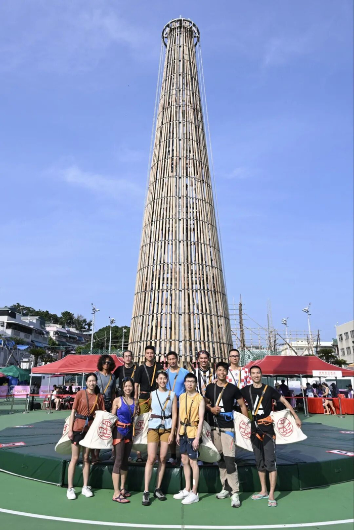12名健儿（9男3女）成功晋级于5月24日晚举行的“抢包山”决赛