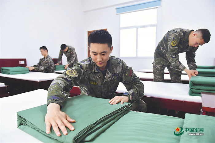 　　武警湖北总队某中队官兵起床后整理内务。谢定安摄