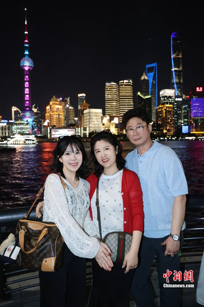 韩国游客在外滩合影留念 受访者供图