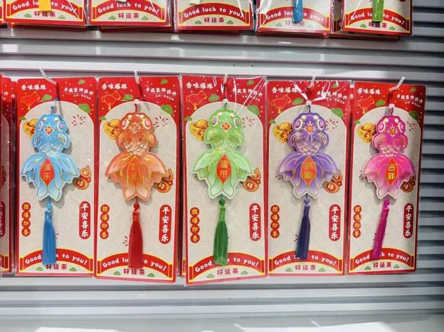 店内热销爆珠挂件。受访者供图