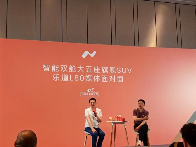 ▲秦力洪（左一）、沈斐（左二）