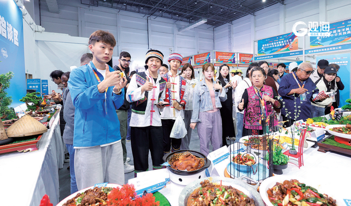 市民游客现场品鉴美食。