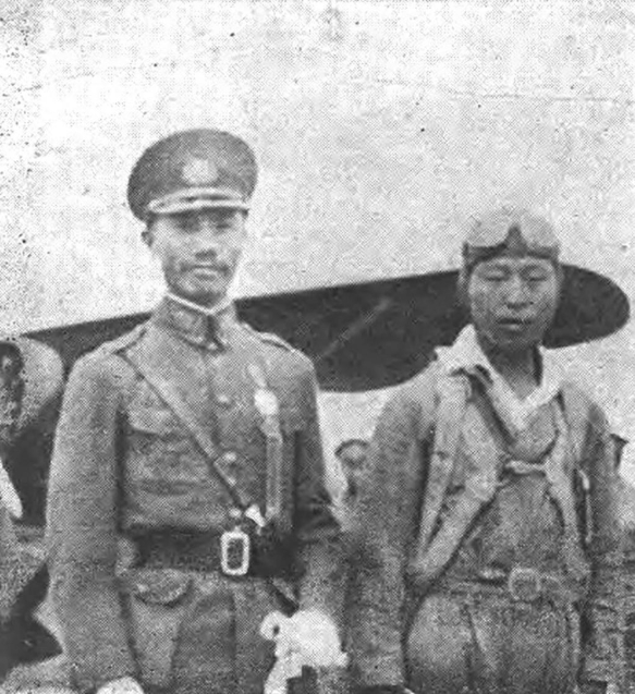 时任航空署长徐培根（左）与航校教官高志航（抗战期间著名空军抗日英雄）。