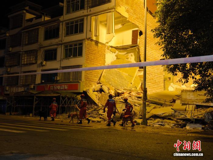 图为地震导致的柳州市柳南区房屋倒塌现场。林馨 摄
