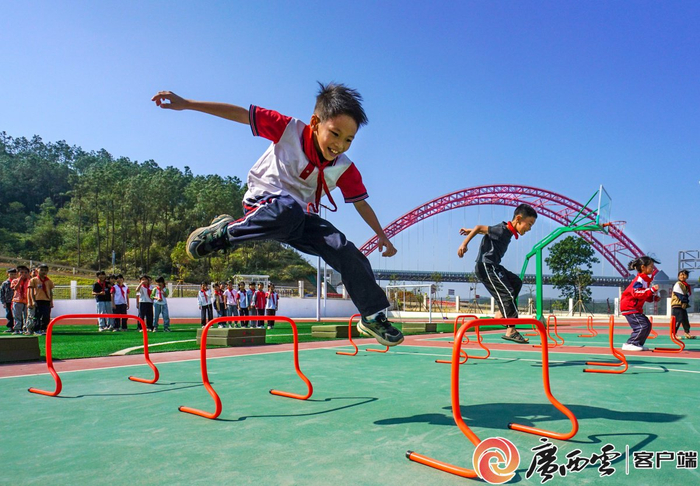 运河的孩子们在上体育课。广西云-广西日报记者 周军 摄
