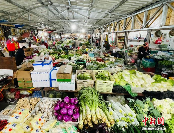  5月17日，迪庆香格里拉金桥市场内，蔬菜品种琳琅满目。中新社记者 缪超 摄