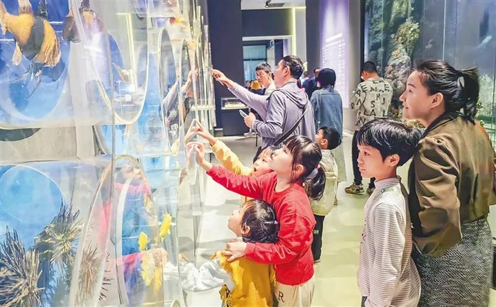 众多家长带着孩子走进海南省博物馆，开启一场别开生面的文化探索之旅。袁才 摄