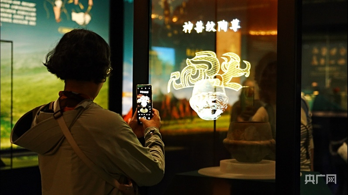 神兽纹陶尊的数字化展现（央广网发  韩义  摄）