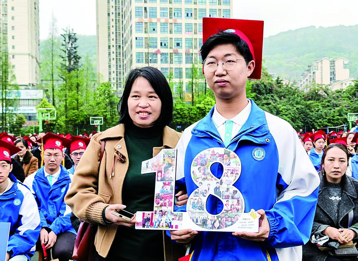     何鸿英参加丁海峰（右）的成人礼（受访者供图）
