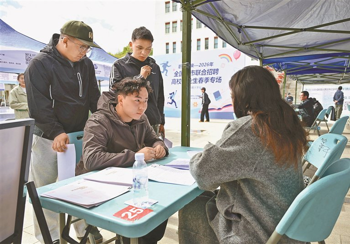 图为招聘会现场。记者　唐斌　摄
