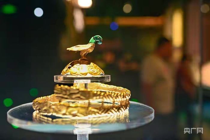 国家一级文物鹰顶金冠饰（央广网发  受访单位供图）