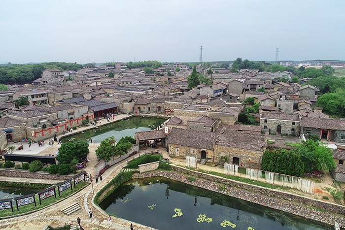 图为无人机俯瞰下的中国历史文化名村——金溪县竹桥村。 邓兴东 图
