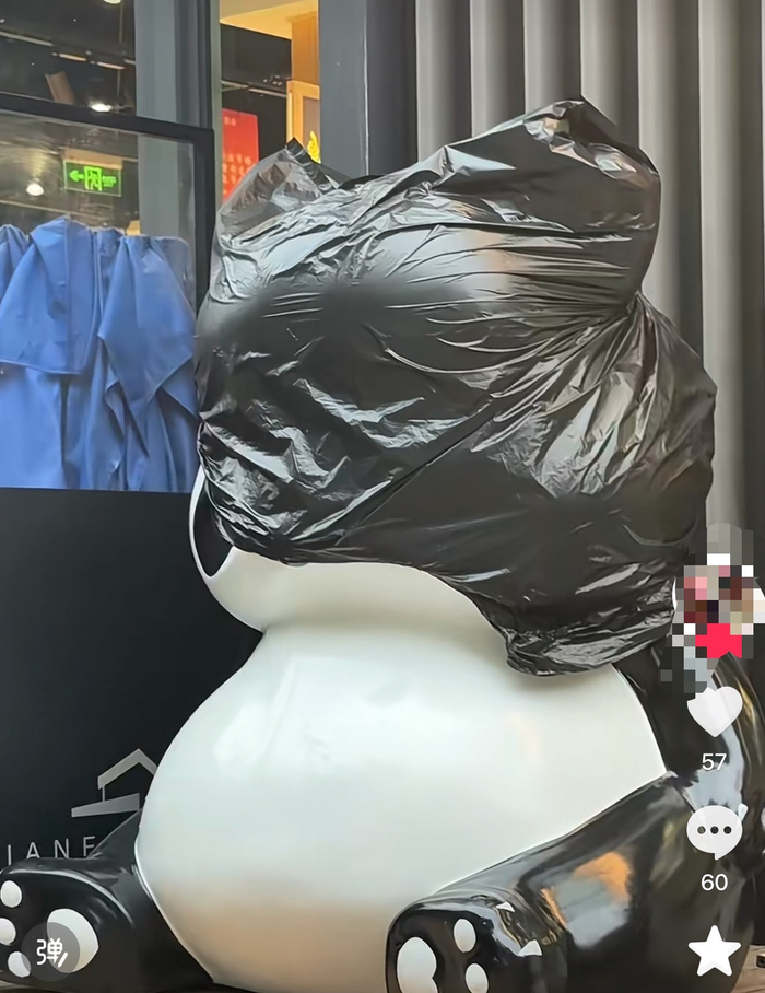 小林甜品店门口的熊猫摆件 来源：小林社交账号截图