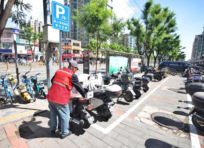 属地协调商场将15个地面车位腾出改造为200个非机动车位。新京报记者 王贵彬 摄