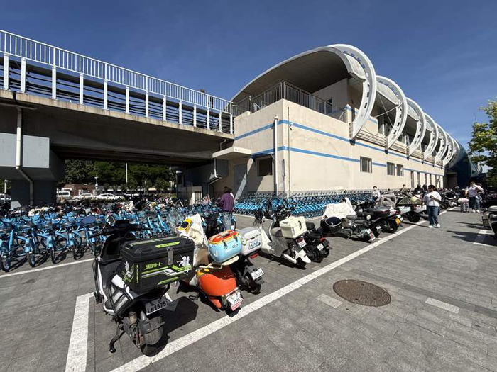 治理后，梨园地铁站非机动车停车位从1800个提升至2500个。新京报记者 王贵彬 摄