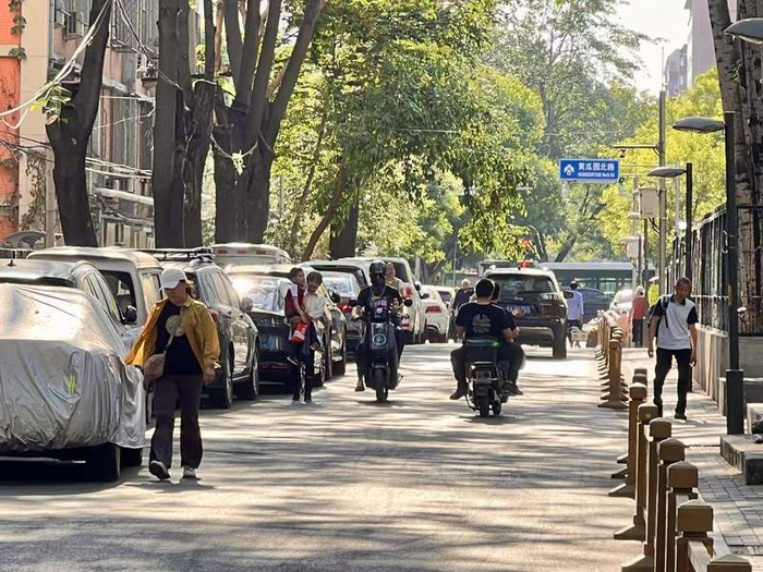 黄瓜园北路，虽然隔离出来了人行道，但行人大多走在机动车道上。新京报记者 陈璐 摄