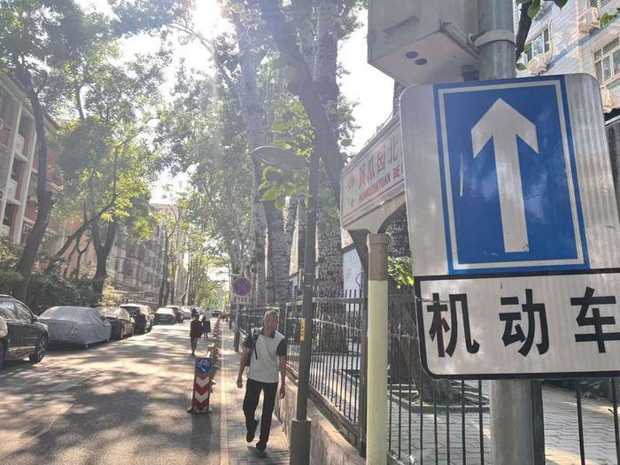 人行道上有多个交通标志杆。新京报记者 陈璐 摄