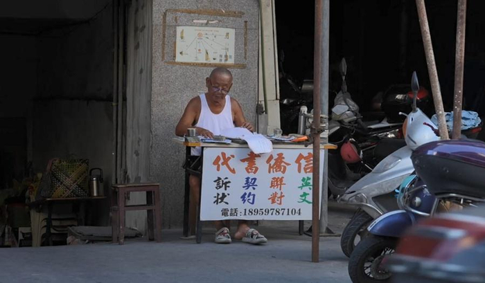 姜明典在石狮市人民路的摊位上。福建日报通讯员 郭雅琪 苏少平 摄